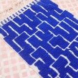 Klein blue Moroccan Berber hallway rug with reliefs