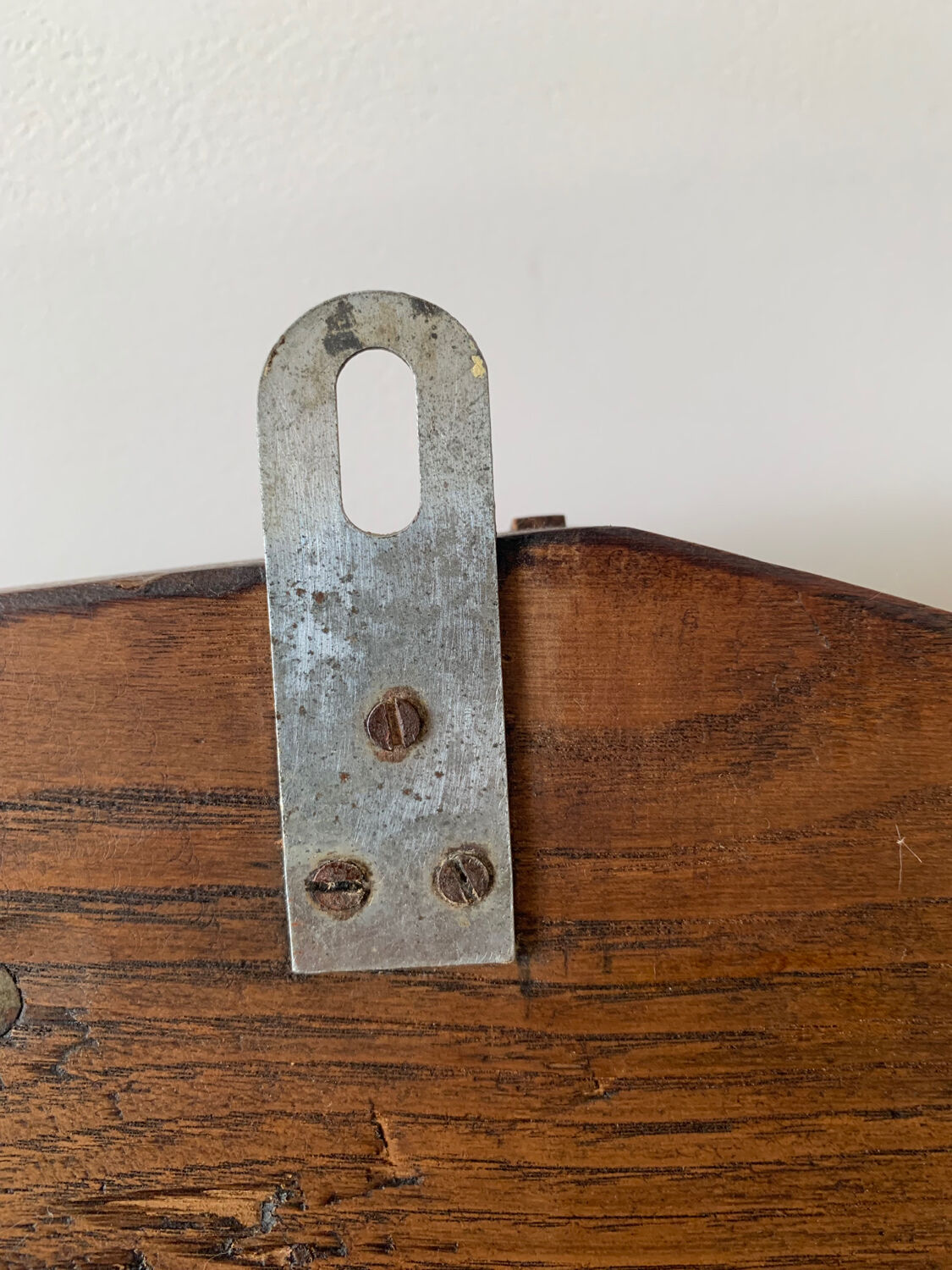 Wall shelf in wood