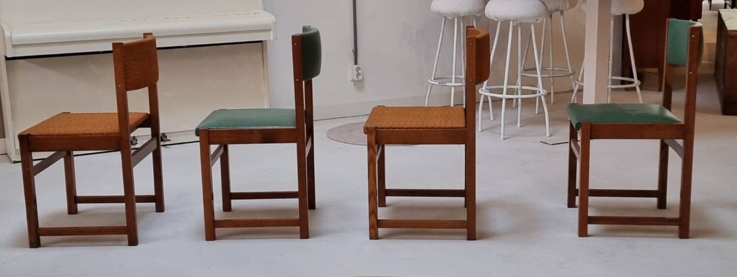 Quatre chaises du milieu du siècle