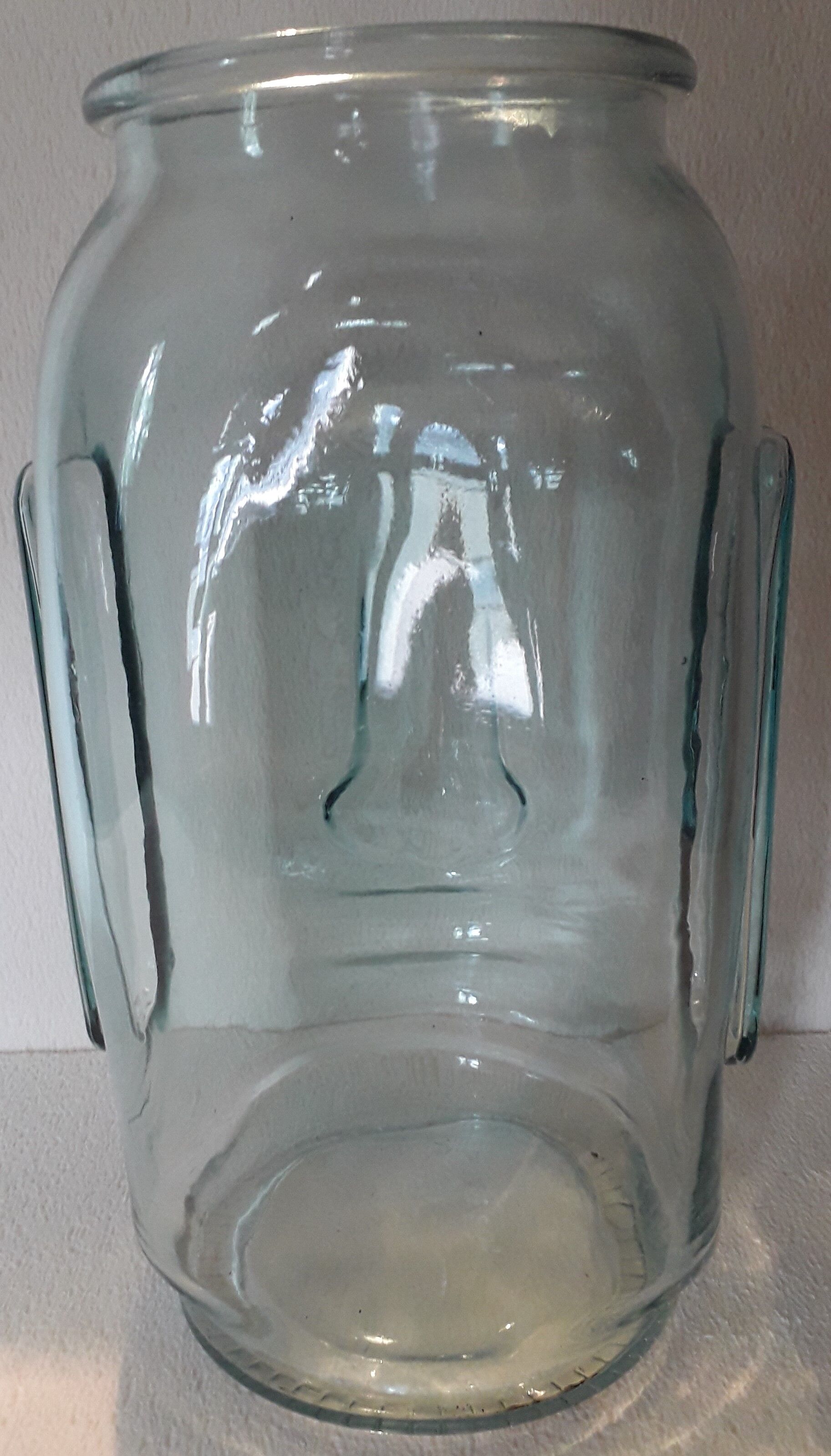 Vase moaï en verre transparent bleuté