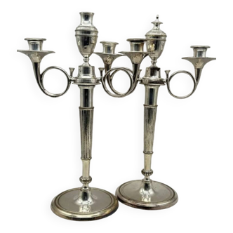 Paire de candélabres en métal argenté à décor de cors de chasse