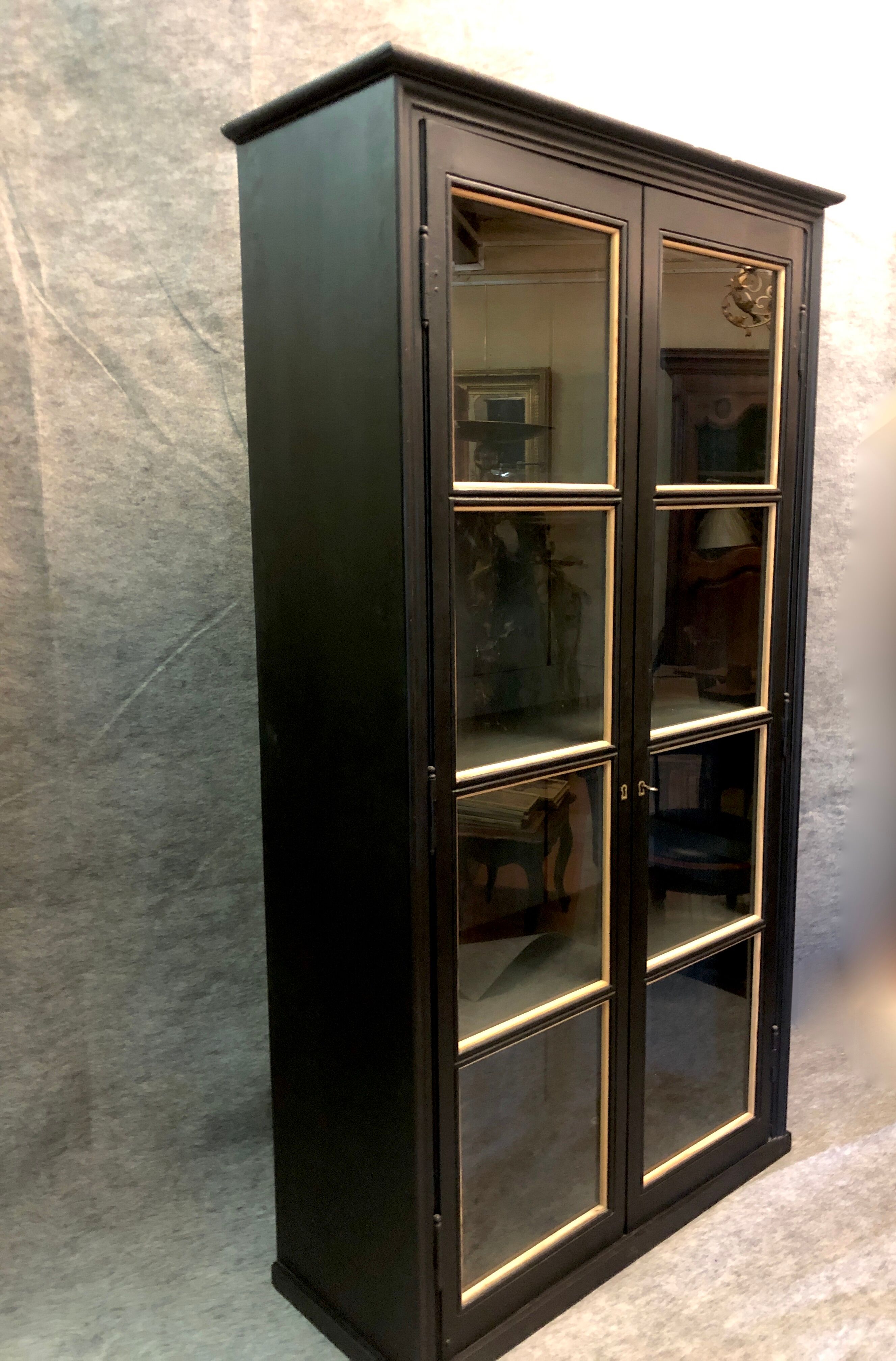 Vitrine noire. Travail d’ébéniste, XXe siècle