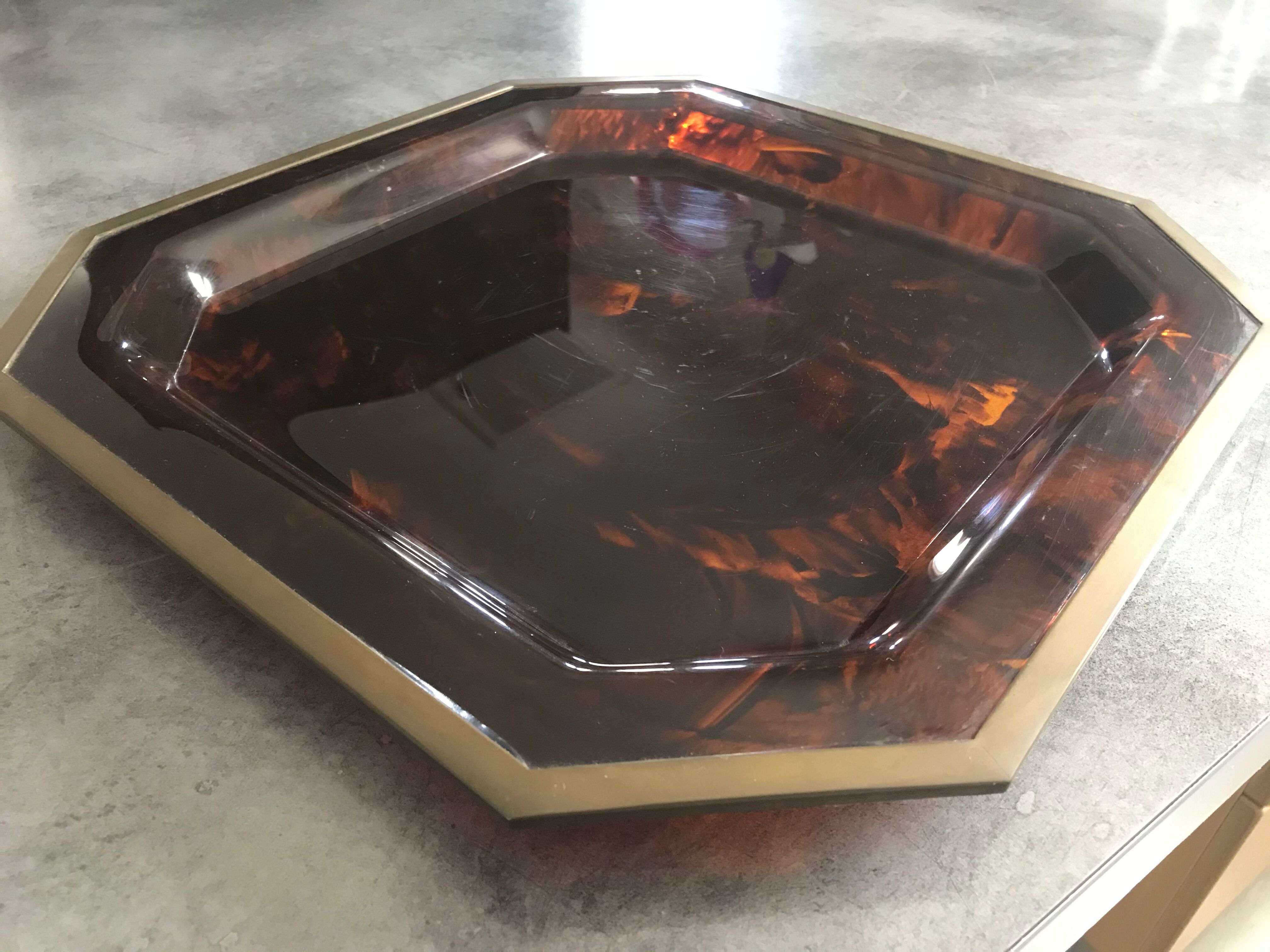 Tray in lucite imitation tortoiseshell and hexagonal brass strap