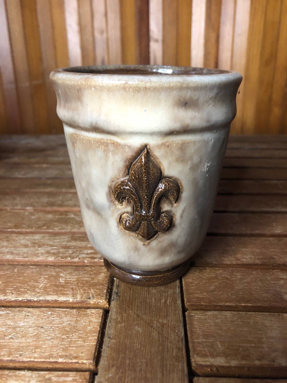 Set of 4 beige ceramic mugs fleur de lys vintage