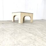 Paire de tables basses en travertin et laiton, années 1970