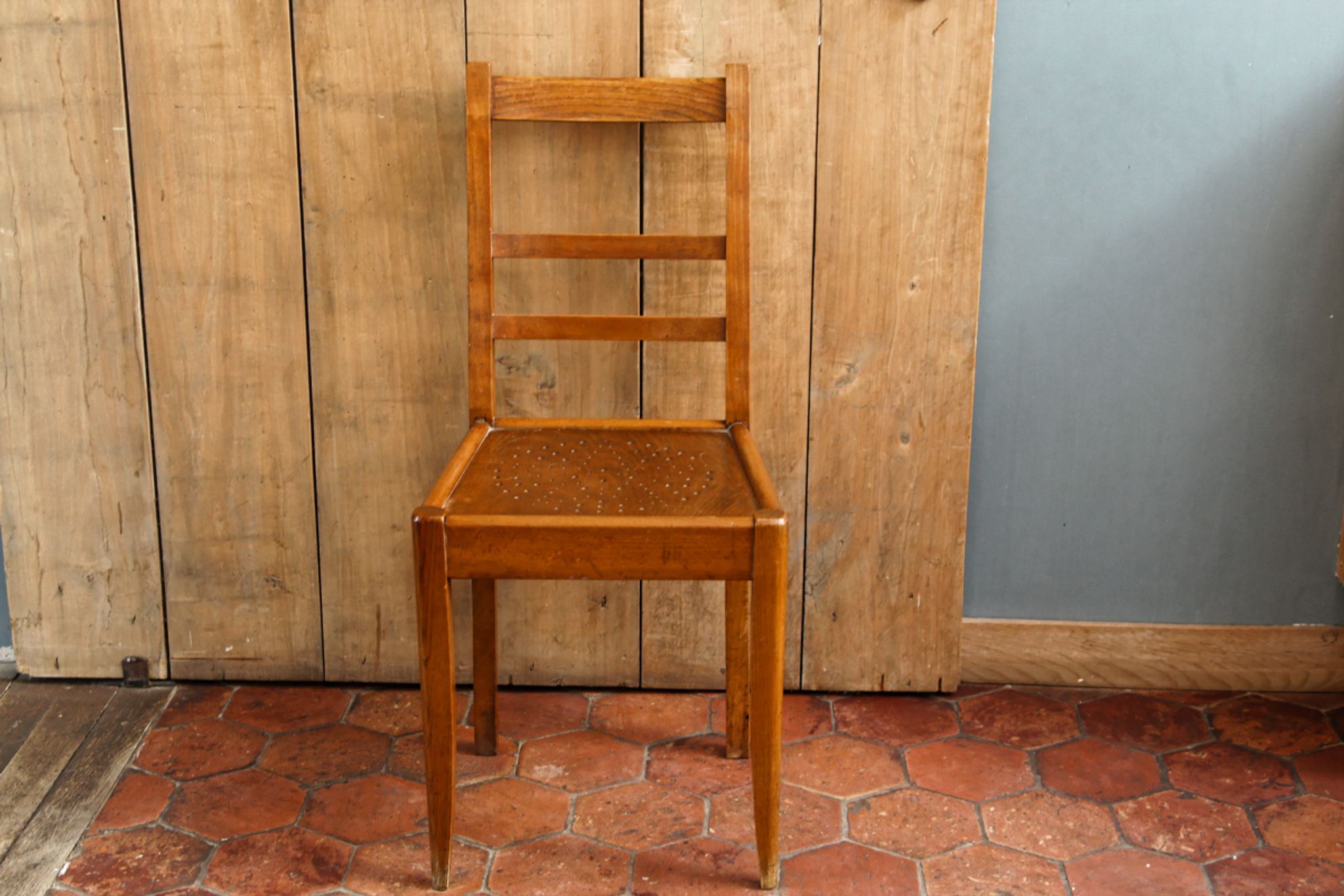 Lot de 4 chaises période Reconstruction bois massif