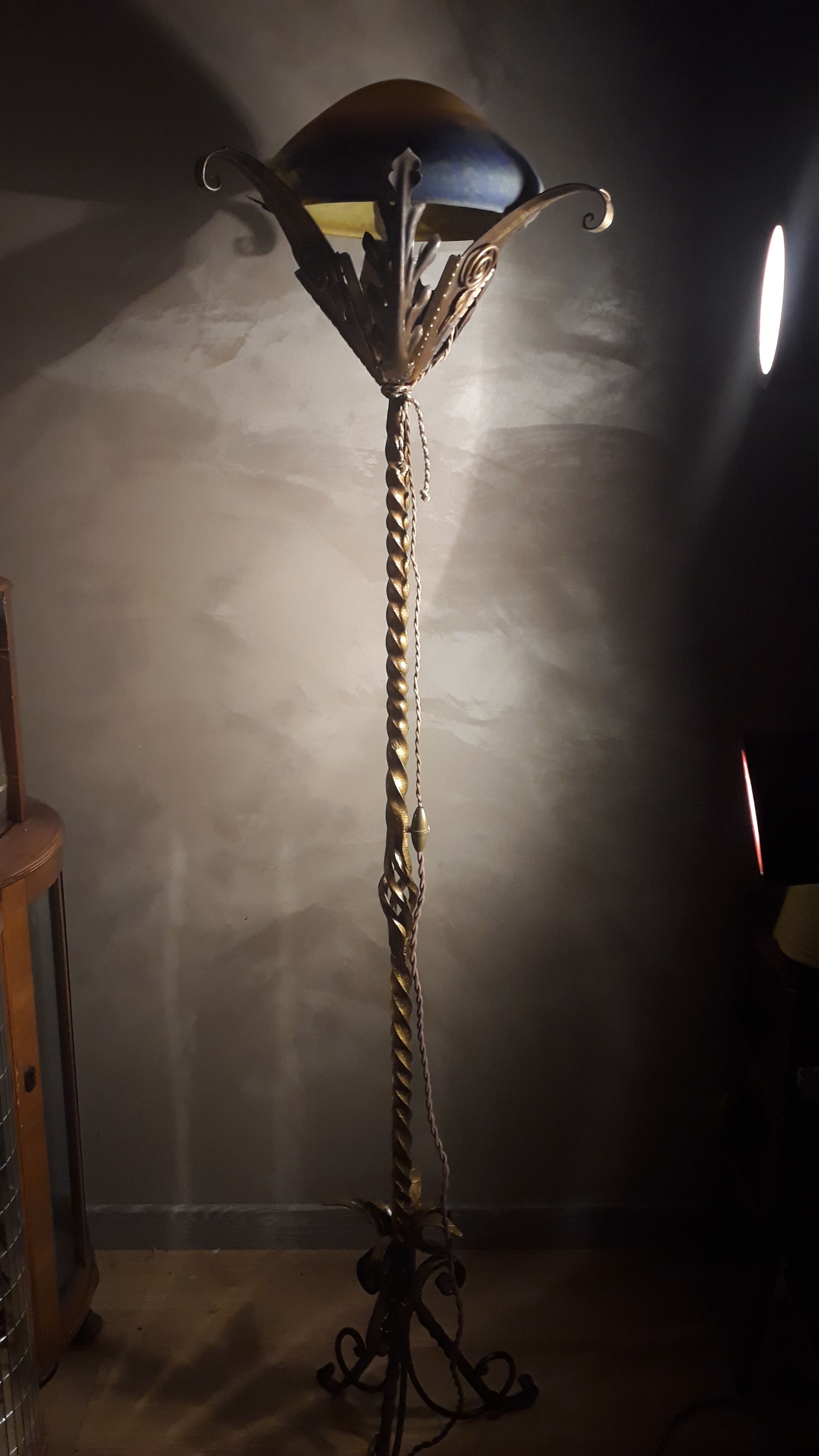 Lampadaire fer forgé or avec dome en pate de verre de Vianne 1930 art deco