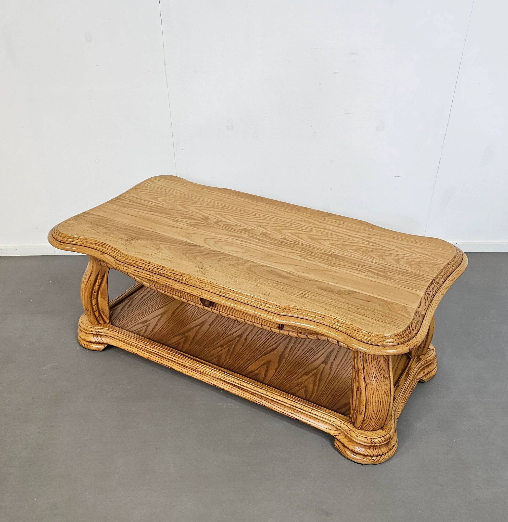 Table basse française en chêne massif des années 1970