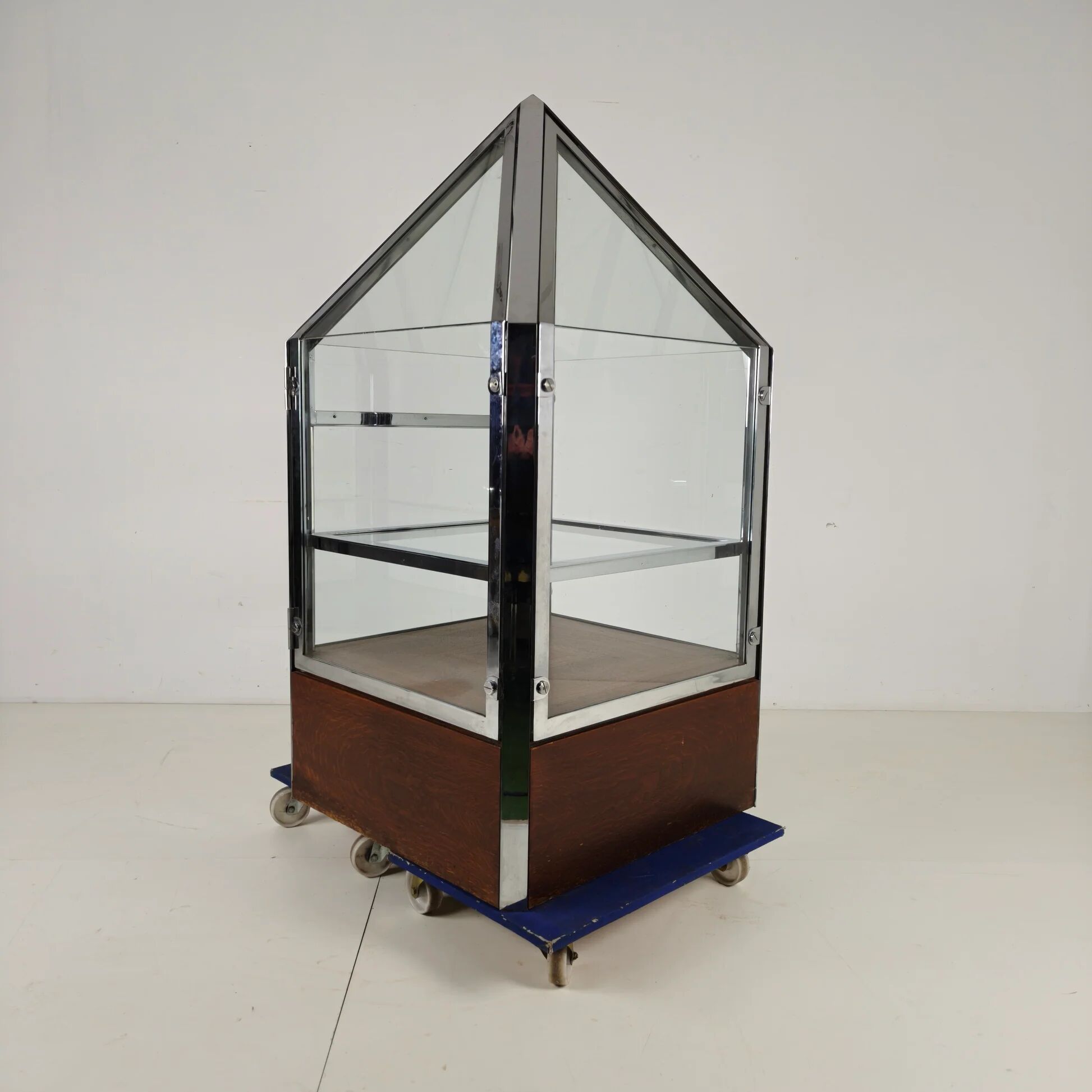 1980s Bijenkorf Arnhem display vitrine – architectural chrome showcase