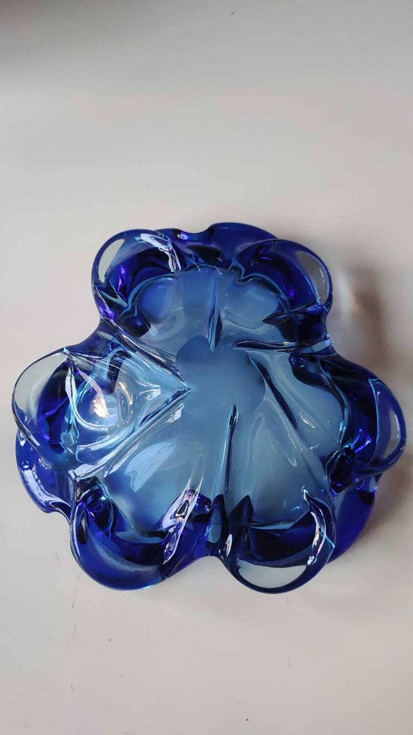 Large floral/corolla shaped pocket emptier