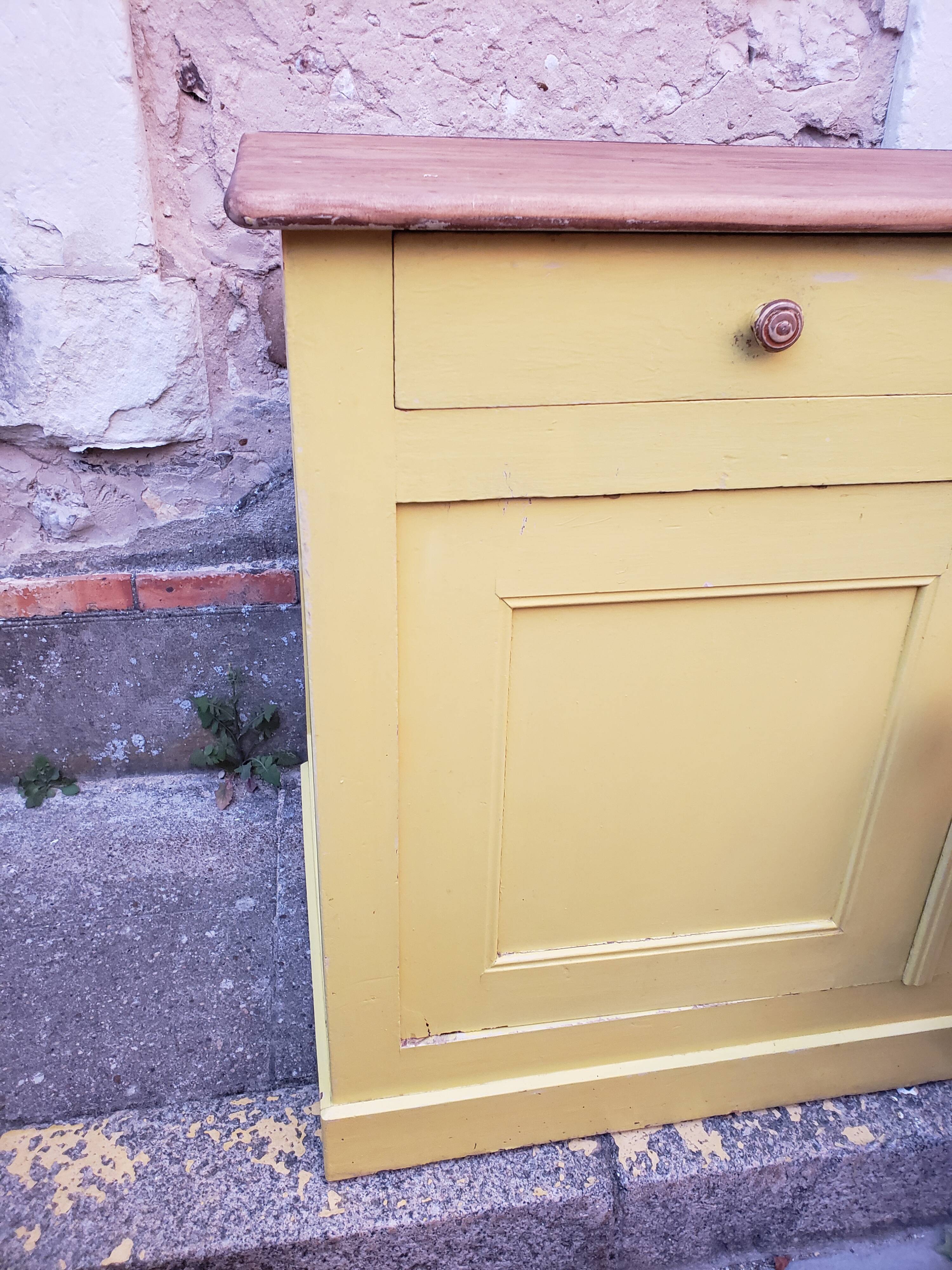 Lemon yellow country buffet