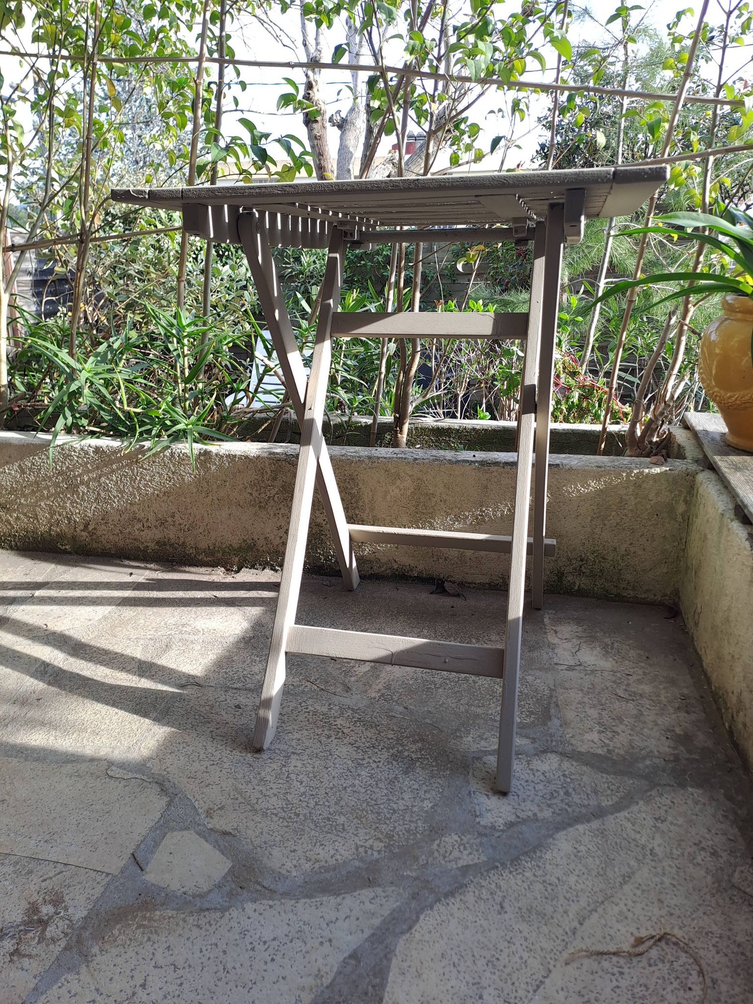 Table jardin pliante en bois peinte en beige grisé carrée