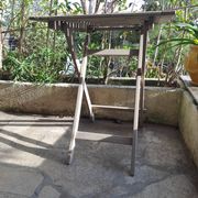 Table jardin pliante en bois peinte en beige grisé carrée