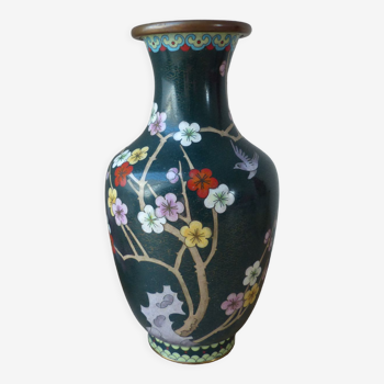 Vase chinois vert cloisonné avec motif de fleurs et d'oiseau