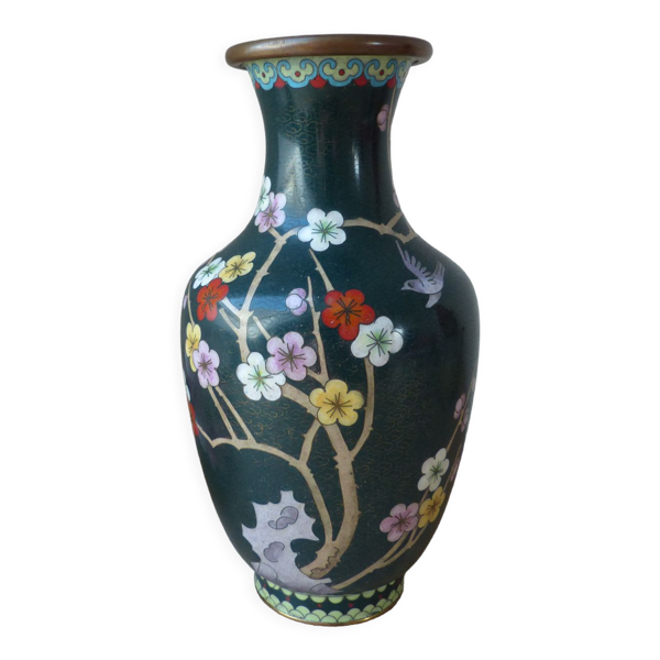 Vase chinois vert cloisonné avec motif de fleurs et d'oiseau Il s'agit d'un vase chinois vert cl