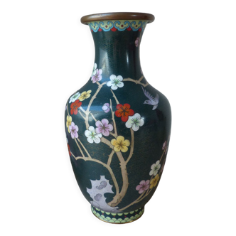Vase chinois vert cloisonné avec motif de fleurs et d'oiseau