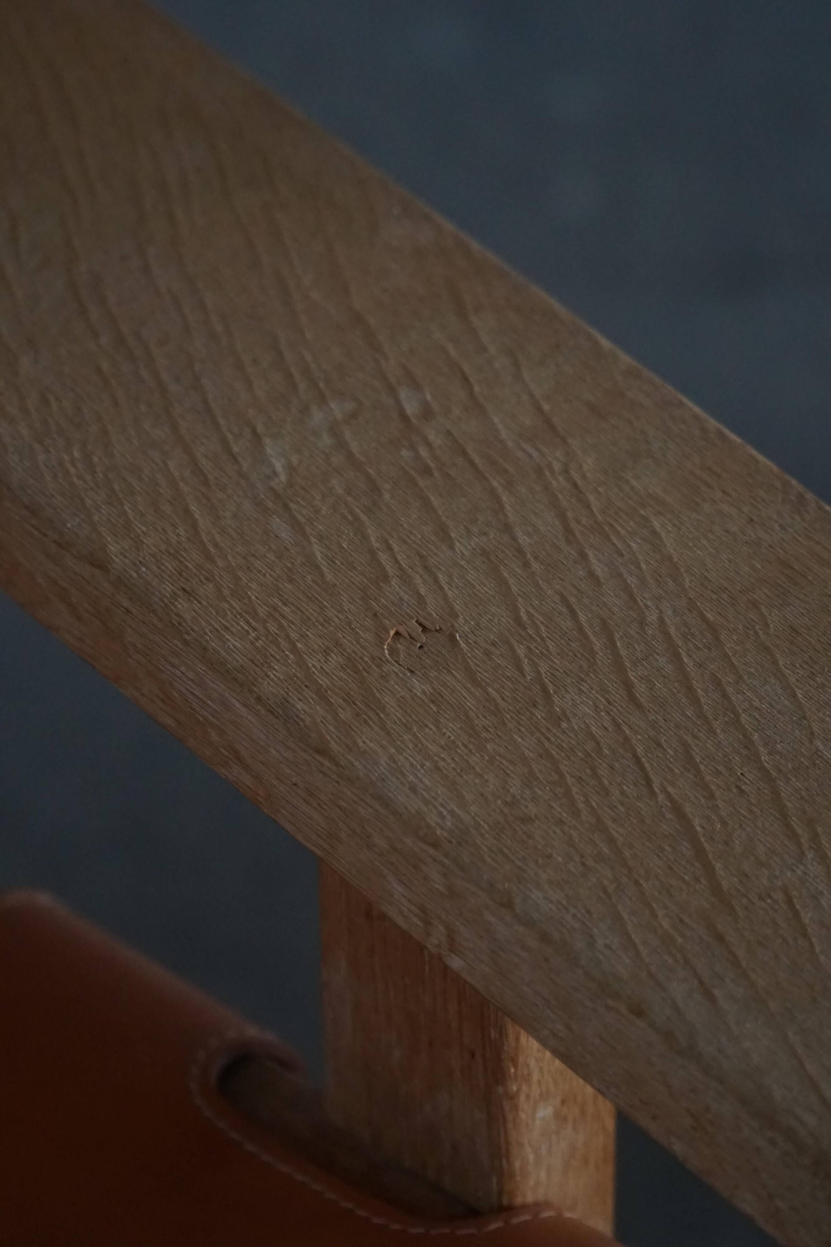 Pair of oak and leather hunting chairs by Kurt Østervig, modern Danish style from the 1960s.