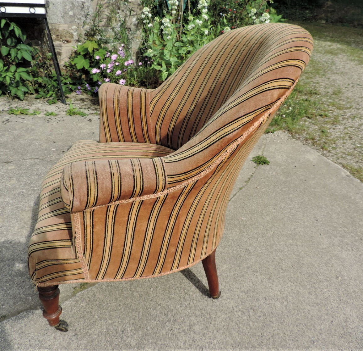 Old toad armchair