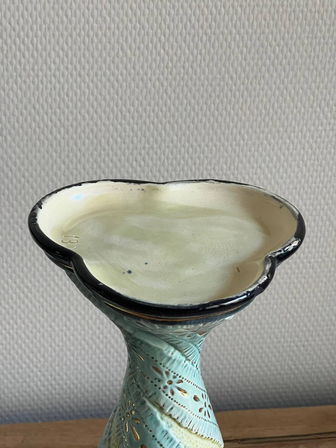 Paire de vases barbotine anciens