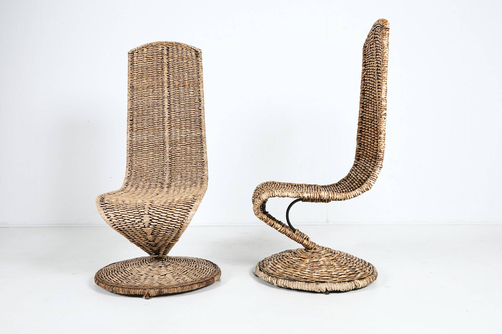 Paire de chaises sculpturales à dossier haut, années 1980, Italie