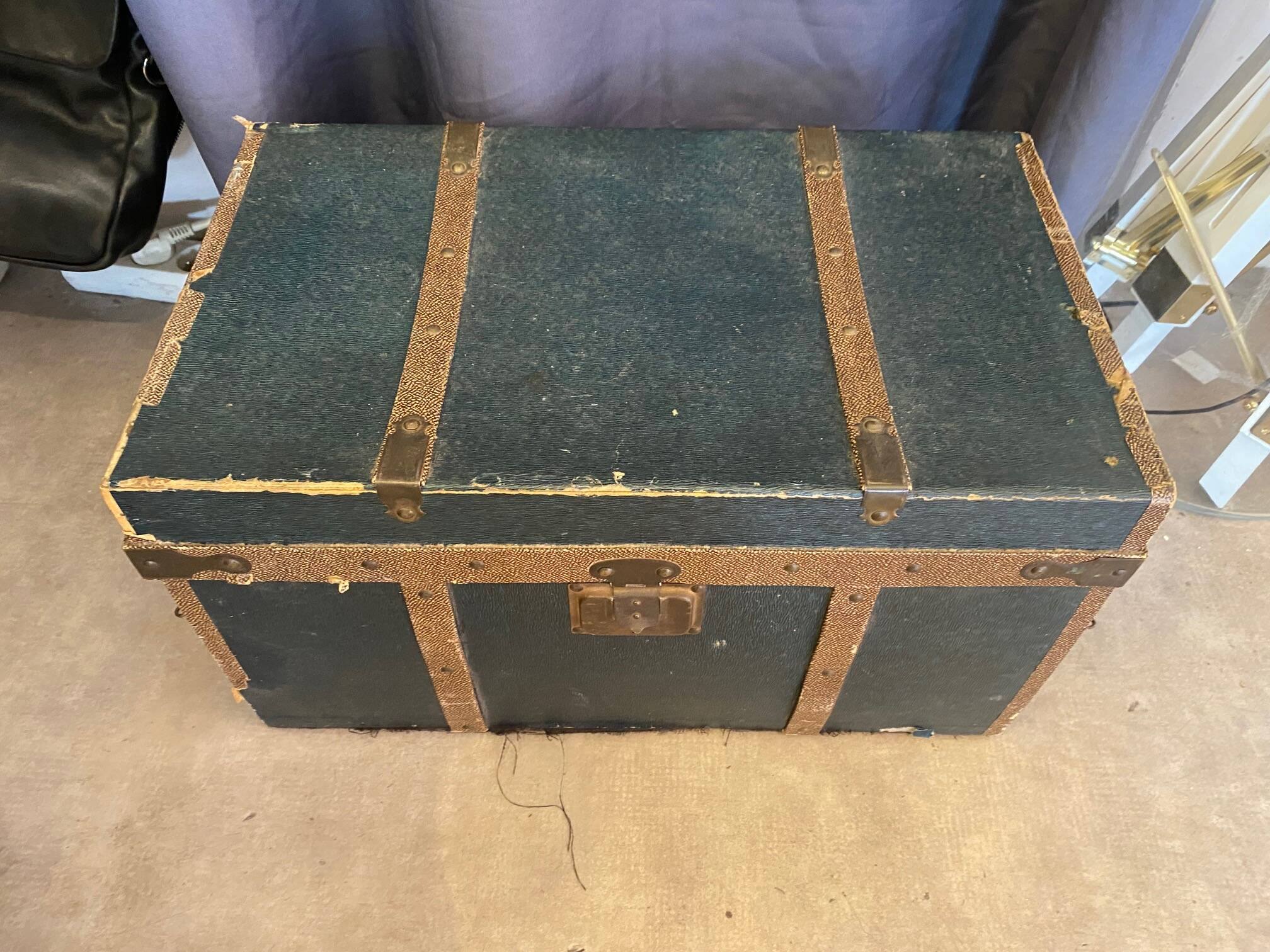 Ancienne malle de voyage pour vêtements coupés début xxème avec tiroirs et anses