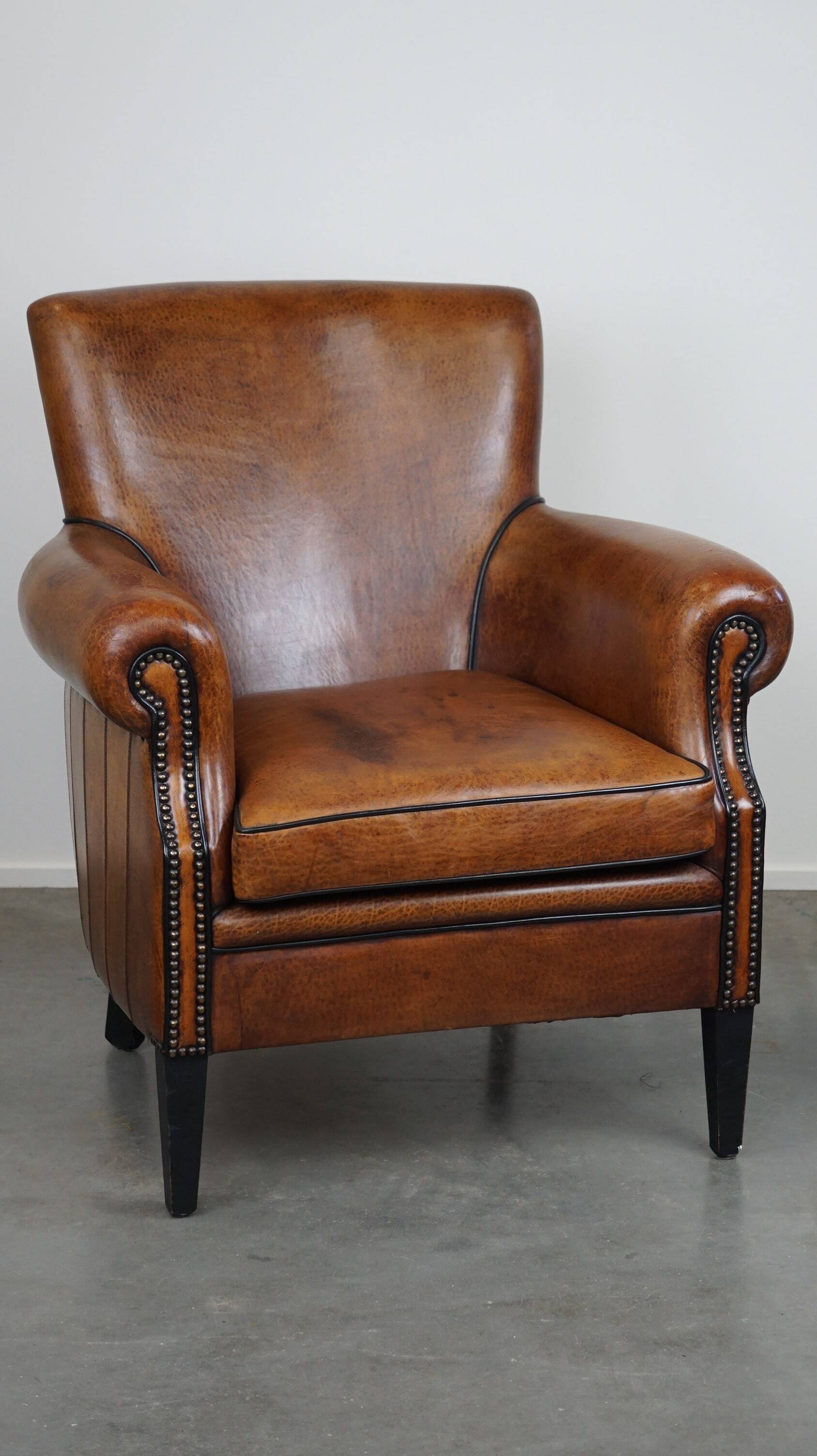 Correct and comfortable sheep leather armchair/armchair with a beautiful finish