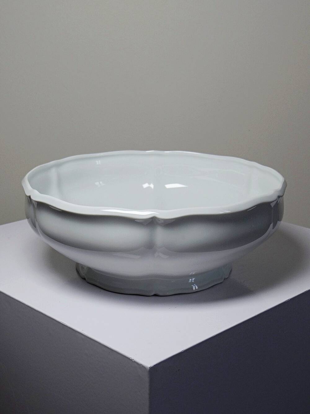 Large vintage salad bowl in white Limoges porcelain, 1960s-1980s.