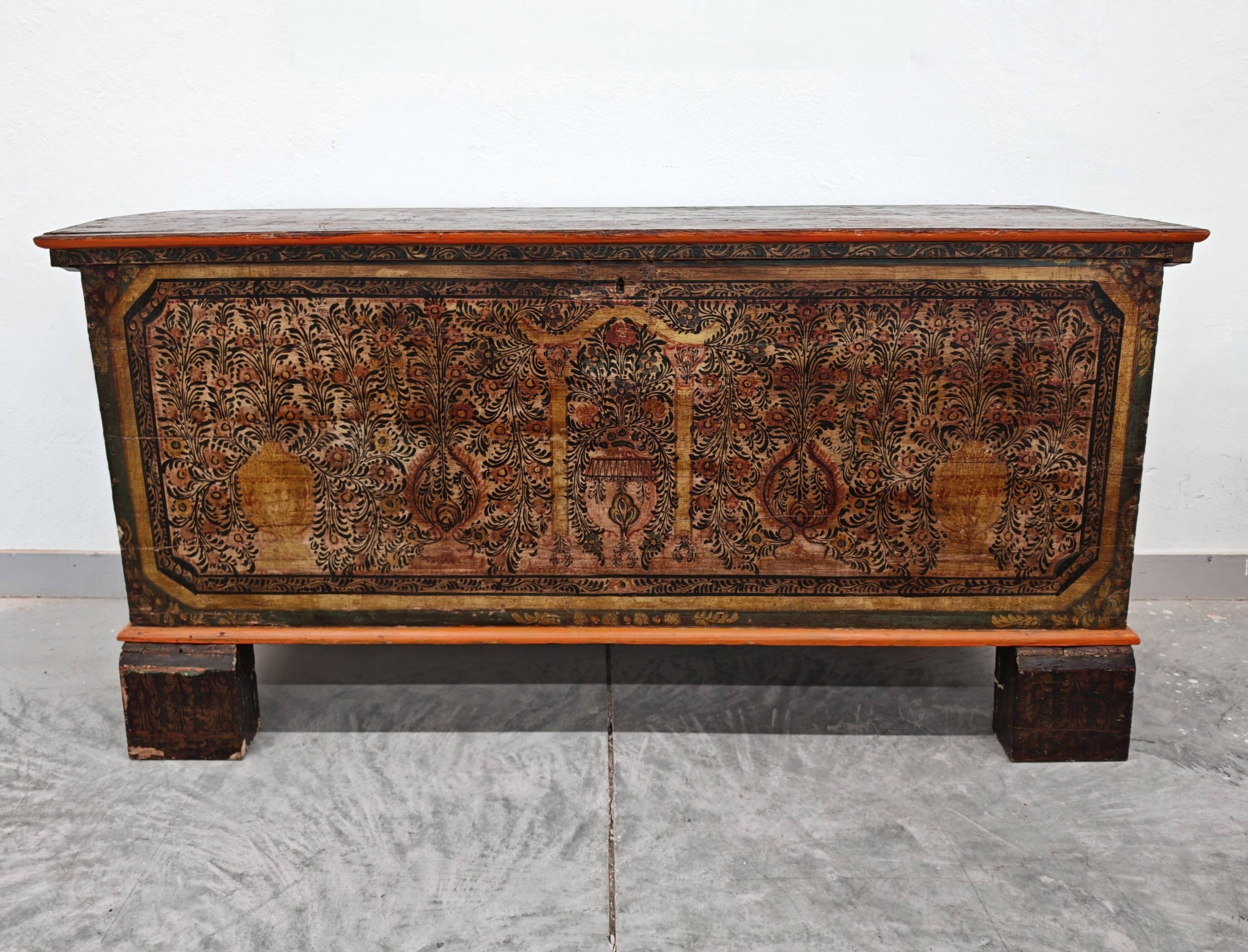 Coffre de dot antique extra grand en pin peint à la main