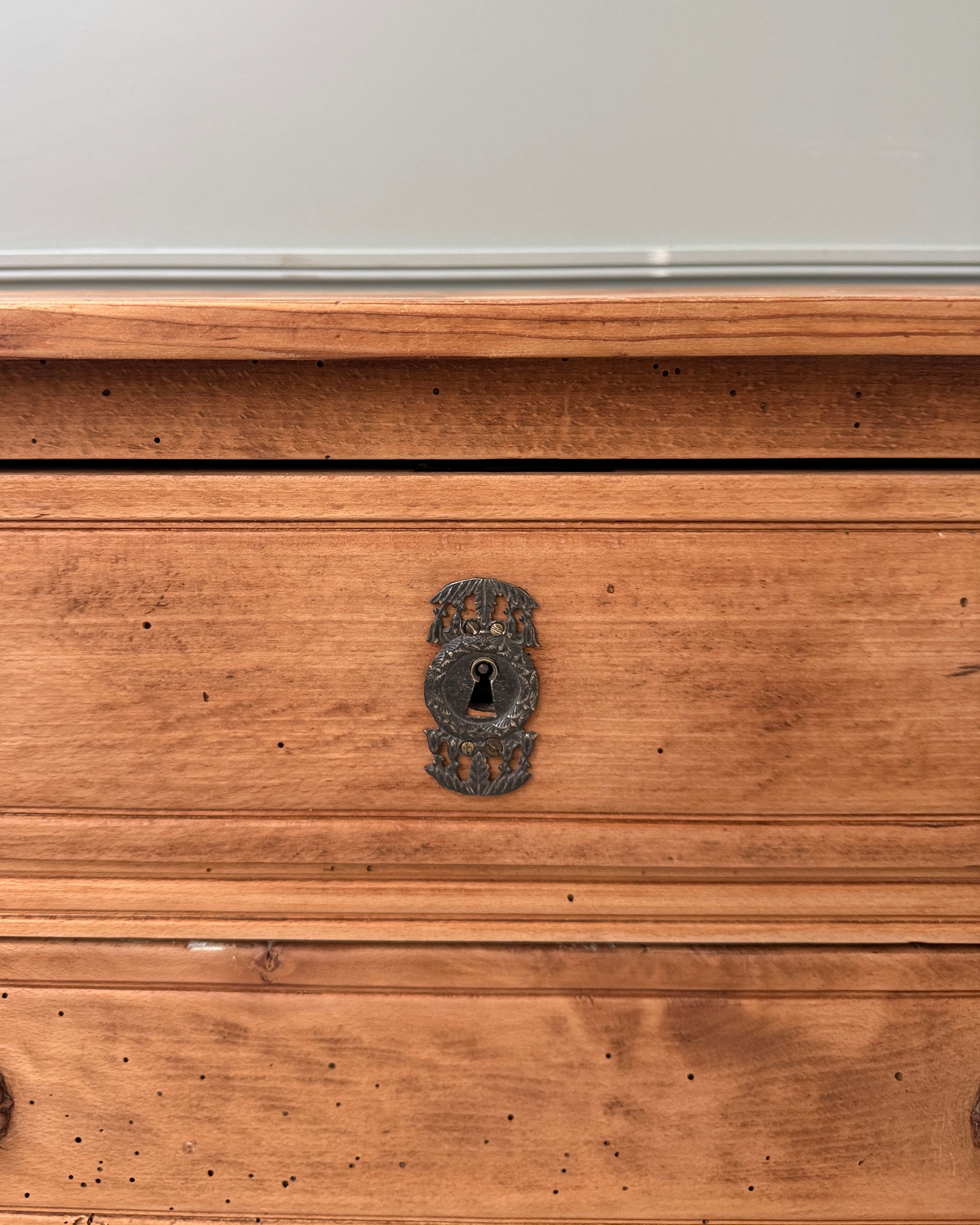 Commode ancienne campagnarde en pin massif (rénovée)