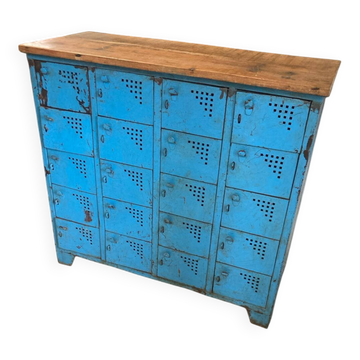 Workshop furniture with 20 blue lockers