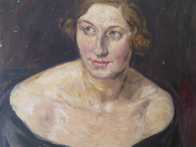 Portrait young woman with folded arms