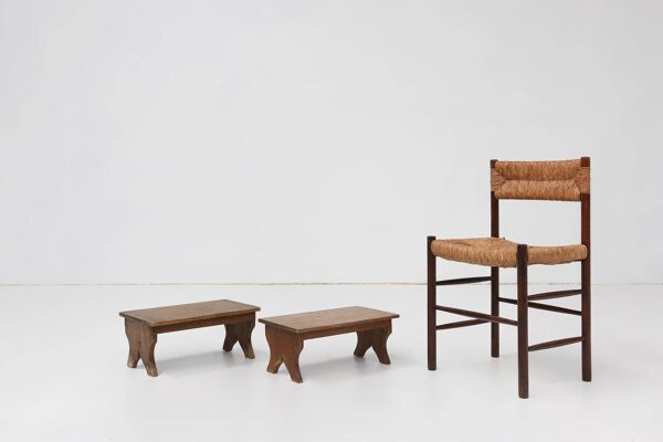 Petit tabouret en bois rustique avec base courbée, France, années 1900.