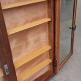 Wall showcase with 3 doors