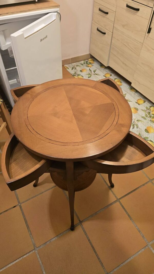 Table pivotante sur pied avec plateau marqueté