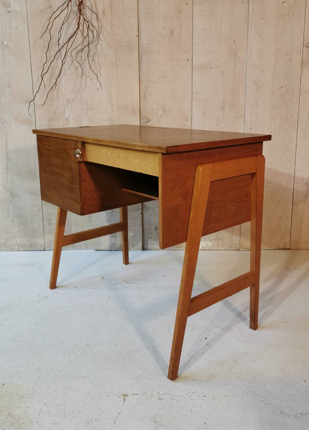 Spindle leg desk