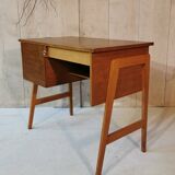 Spindle leg desk