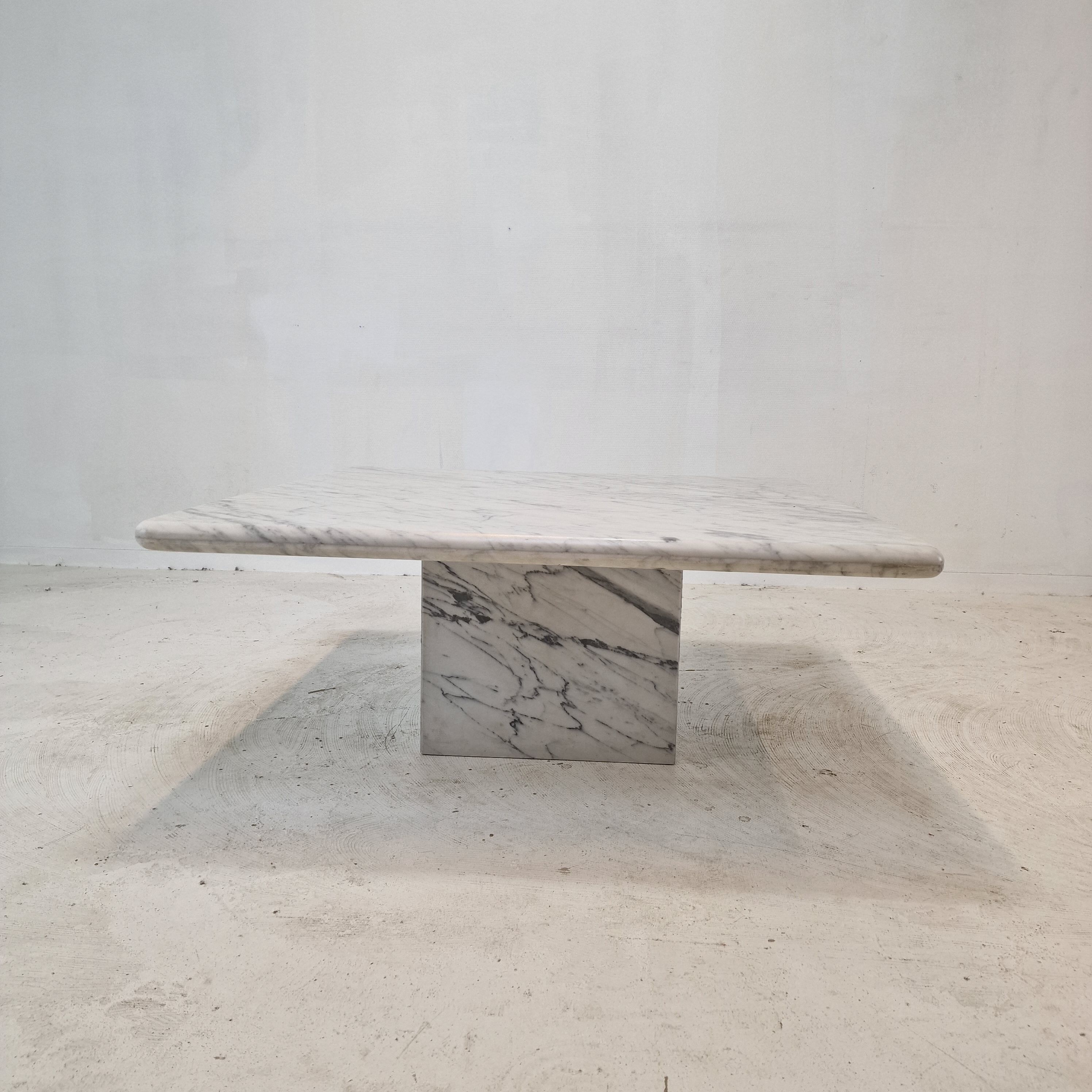 Table basse italienne en marbre de Carrare, années 1980