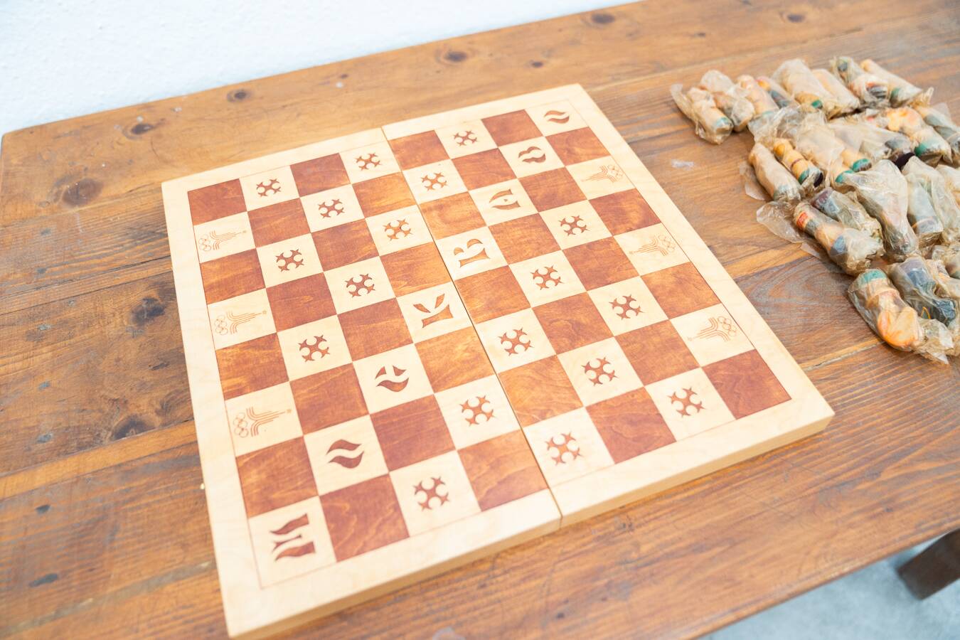 Beech wood chess board, new, with pieces in original box