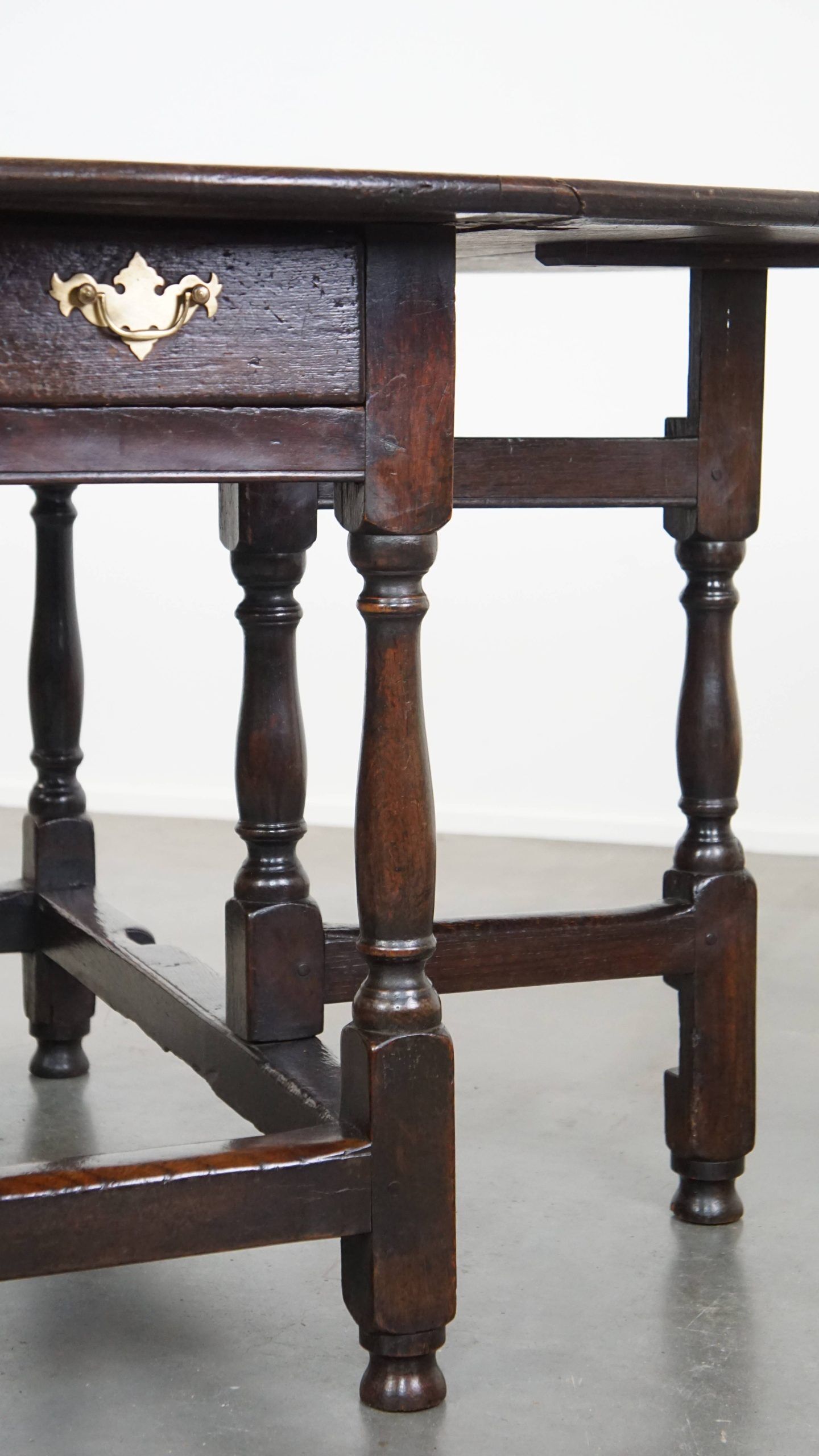Very beautiful antique English oak gateleg table with an excellent patina