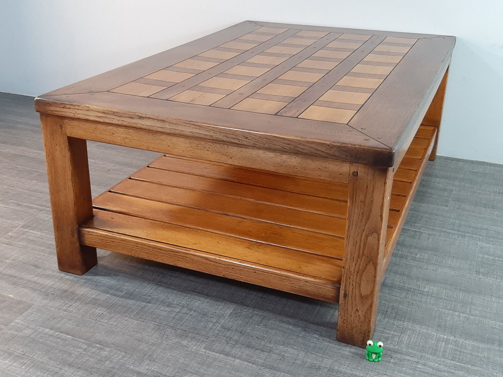 Table basse danoise en chêne début XXème siècle plateau à damier