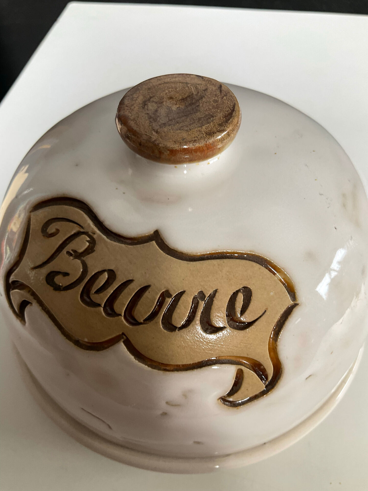 Beurrier à cloche vintage en barbotine