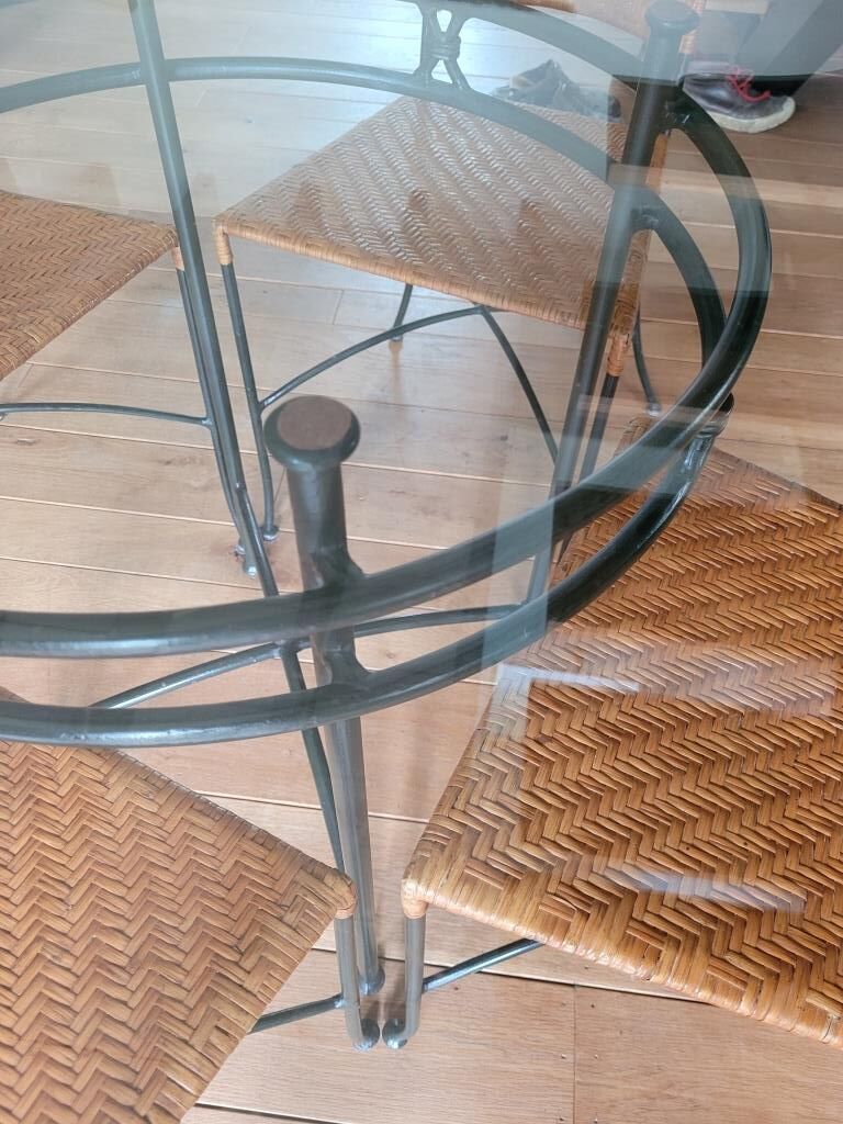Glass and metal table and its 4 wicker chairs and glass Roche Bobois