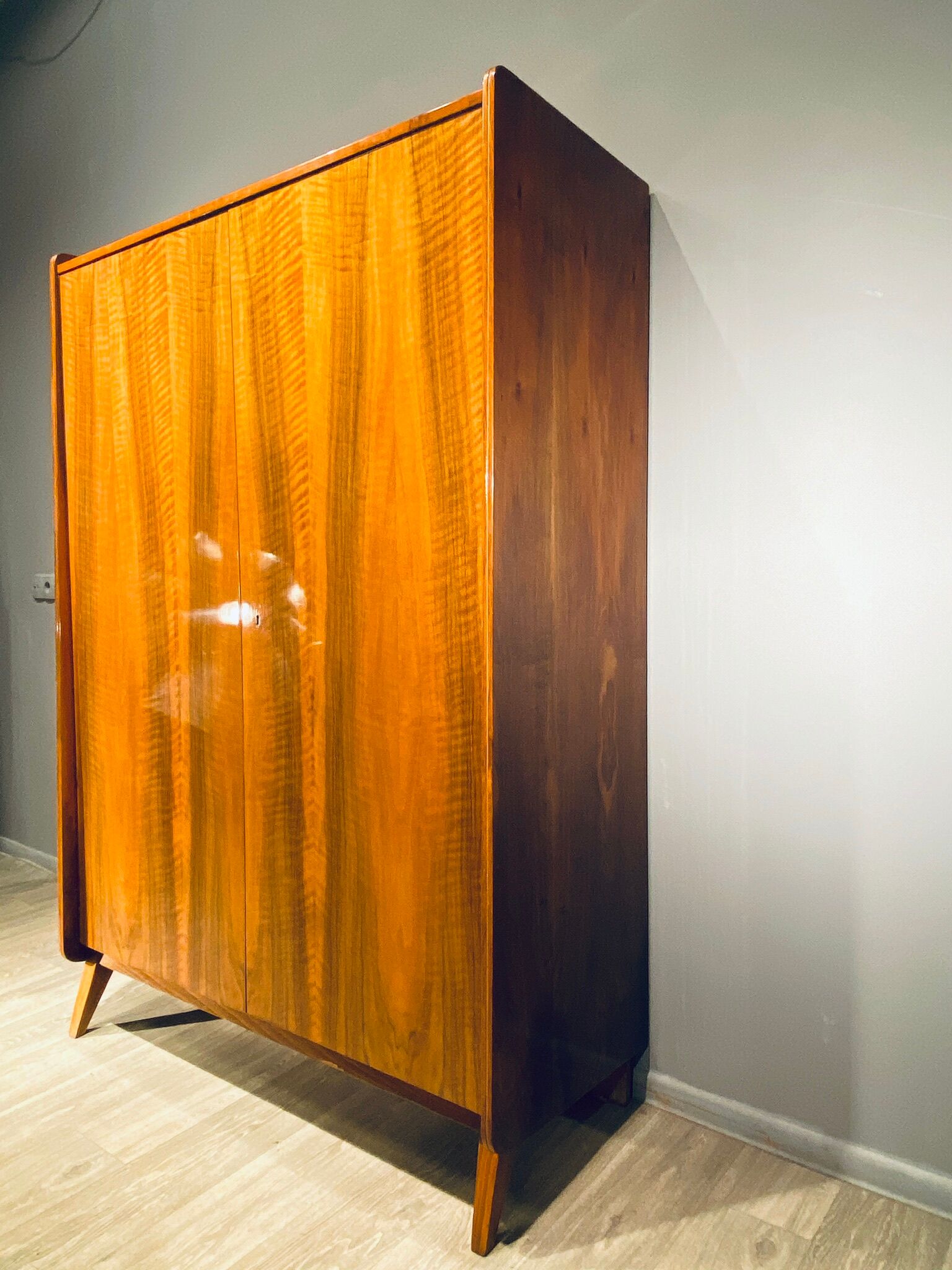 Armoire deux portes Bernie Tatra vintage 60