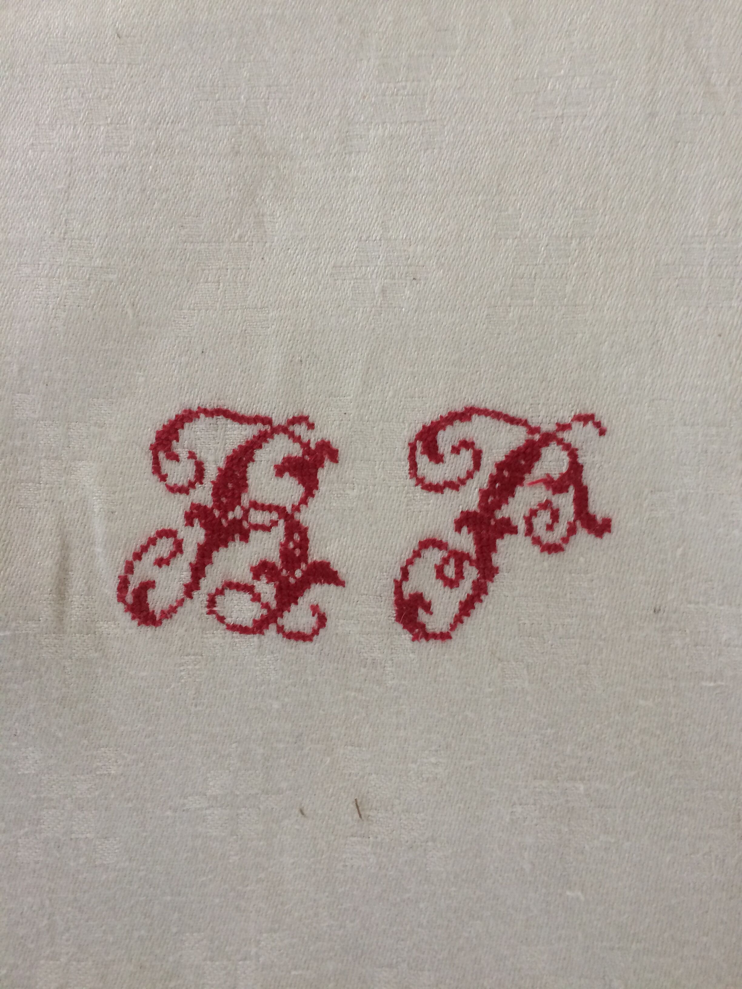6 damassées with red monogram embroidered hand towels