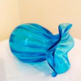 Vase bleu en verre soufflé