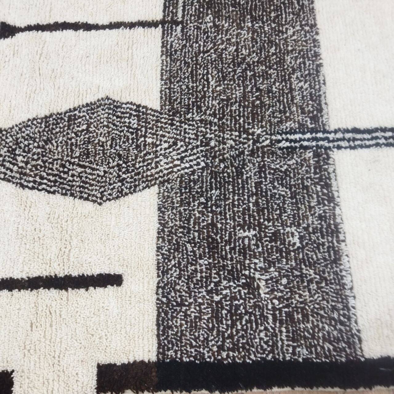 Azilal Berber rug in handmade wool 236 X 156 CM