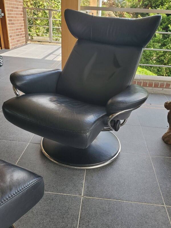 1 fauteuil Stressless modèle Jazz - cuir noir et son ottoman