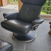 1 Stressless Jazz armchair - black leather and its ottoman