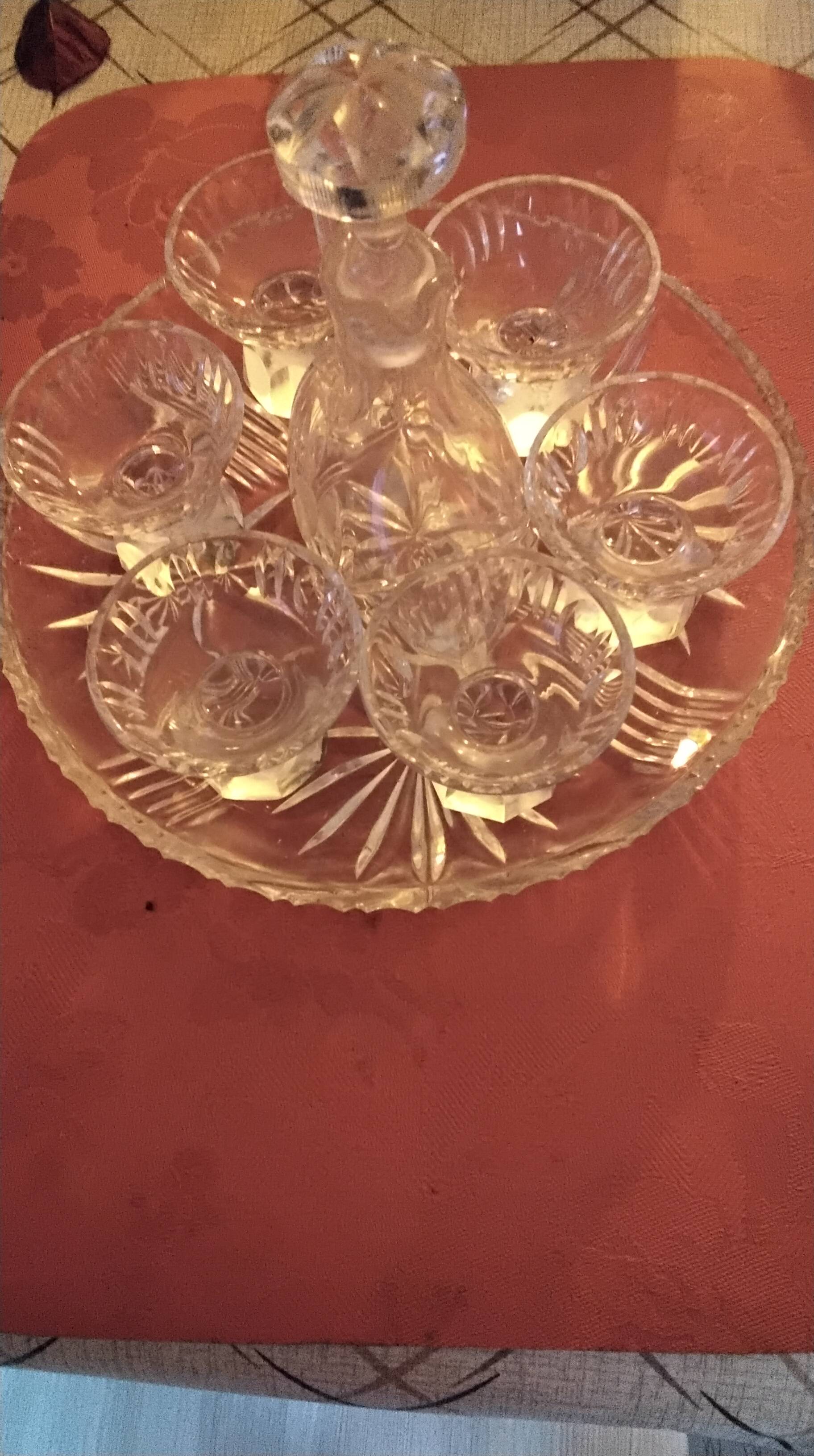 Service 1 carafe, 6 glasses and 1 tray in crystal.