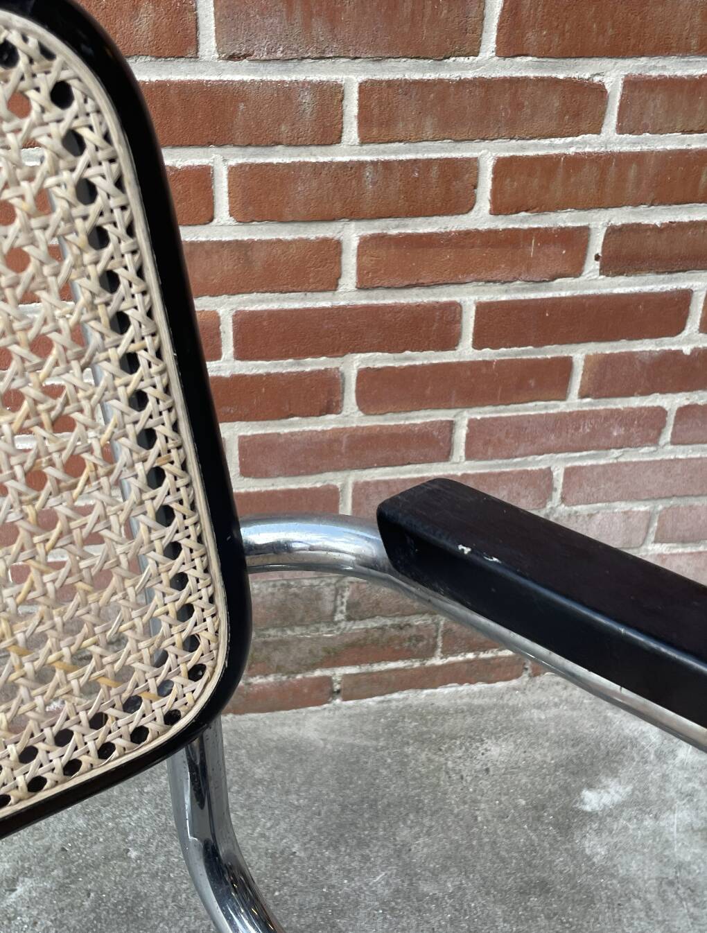 Chaise Cesca B64 avec accoudoirs by Marcel Breuer Design en noir